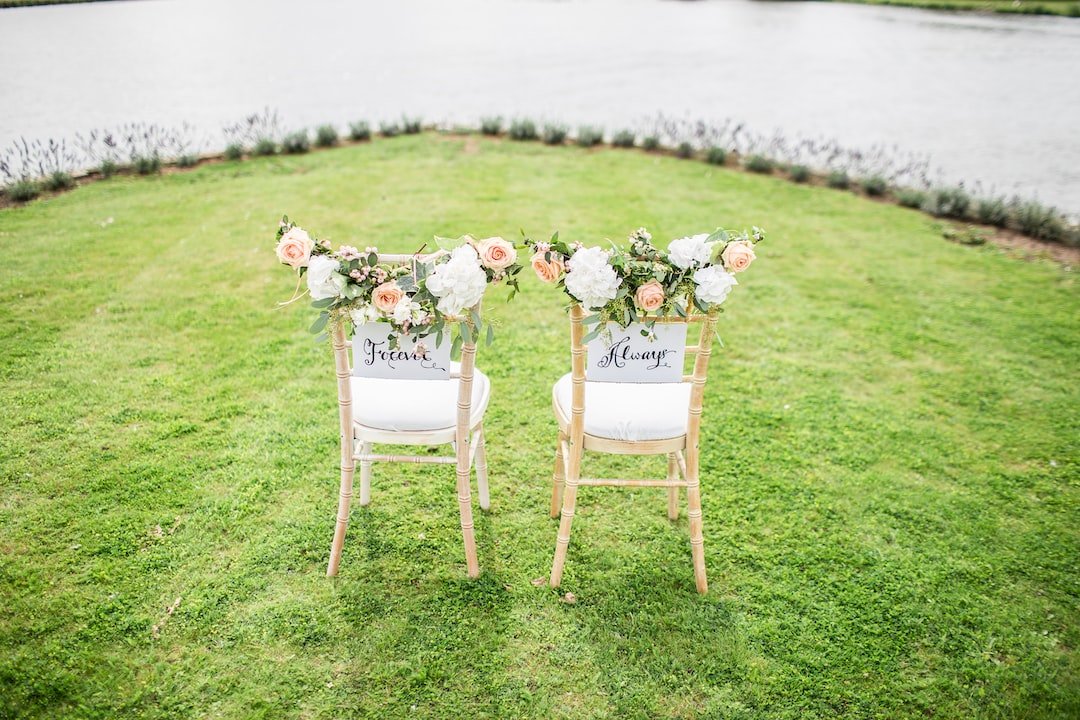 Unconventional Flower Arrangements: Surprise and Delight with Unique Ways to Present Flowers as Gifts