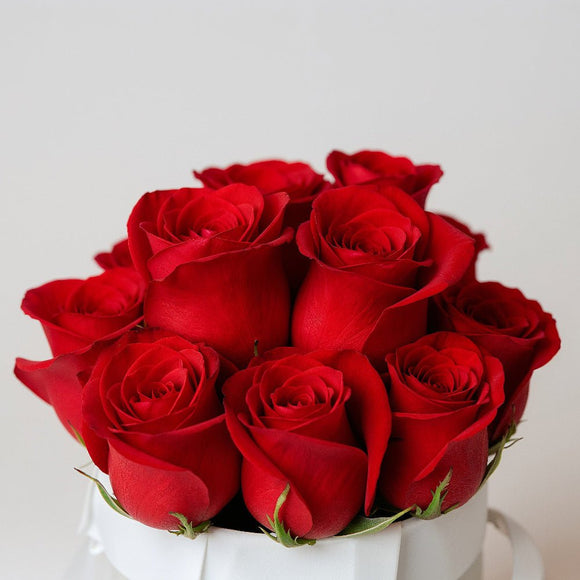 AMOROSSA - ADOM 12 - Luxury white box with 12 elegant red roses, perfect to regalar flores and mandar rosas with floristeria delivery rapido de.