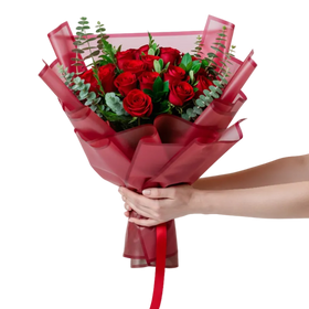 AMOROSSA - Bouquet 24 Ahava Premium - Ramo de 24 rosas rojas con follaje verde en envoltorio lila para regalar flores y enviar flores rápido.