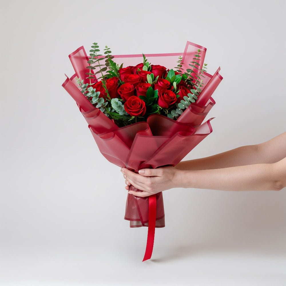 AMOROSSA - Bouquet 24 Ahava Premium - Bouquet de 24 rosas rojas envuelto en papel lila con follaje, ideal para Regalar Flores y mandar Rosas con Floristería y.