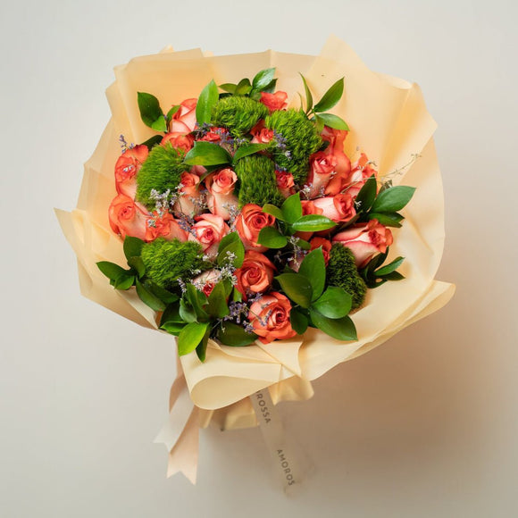 AMOROSSA - Bouquet 24 Lehavá Premium - Ramo de 24 rosas naranjas con follaje verde, embalaje beige, ideal para regalar flores y mandar rosas con floristería y.