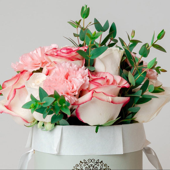AMOROSSA - Carnaval 12 - Elegant bouquet of pink and white roses and carnations with green foliage for regalar flores and mandar rosas delivery.
