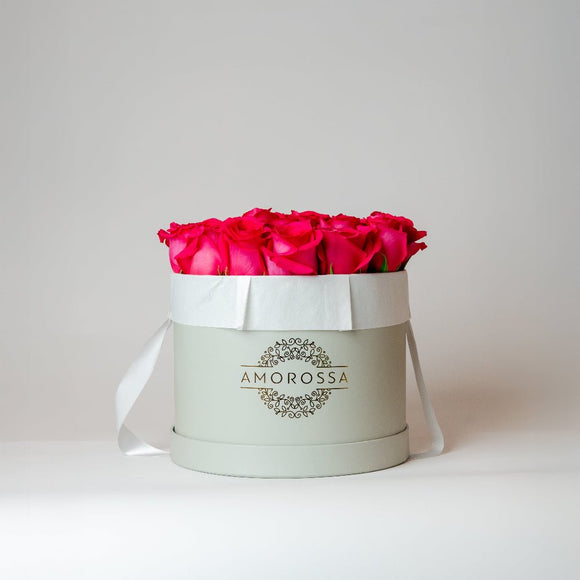 AMOROSSA - FUCSIA 24 - Round gray box bouquet with 24 vibrant fuchsia roses, elegant Floristeria gift for Regalar Flores and Enviar Flores with.