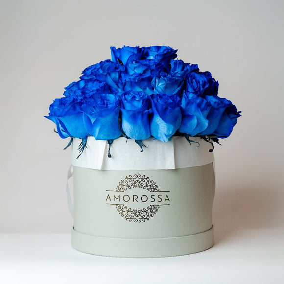 AMOROSSA - Kajol 48 - Blue roses arranged in a white Amorossa round box, elegant flower design for Regalar Flores and Delivery rapido de flores.