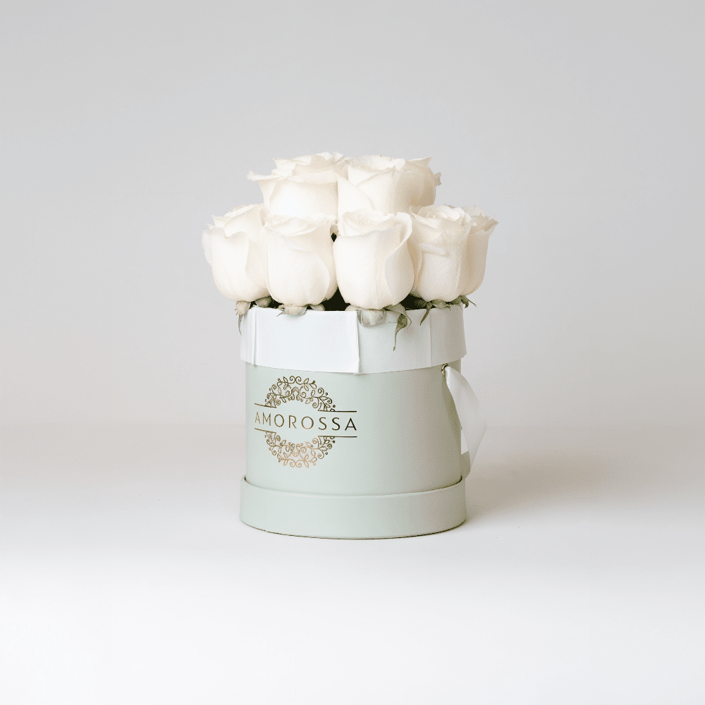 AMOROSSA - LAVAN 12 - Elegant white roses arranged in a small gray box, perfect to regalar flores and enviar flores with floristeria quality.