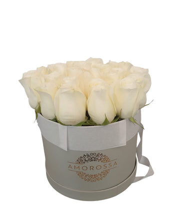 AMOROSSA - LAVAN 24 - Elegant gray box with 24 creamy white roses, perfect for regalar flores or mandar rosas with fast delivery and floristeria.