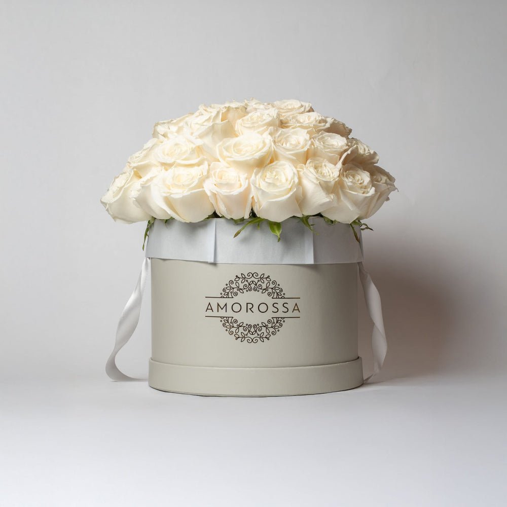 AMOROSSA - LAVAN 48 - Elegant white roses arranged in a gray Amorossa box, perfect for regalar flores and mandar rosas with delivery rapido de.
