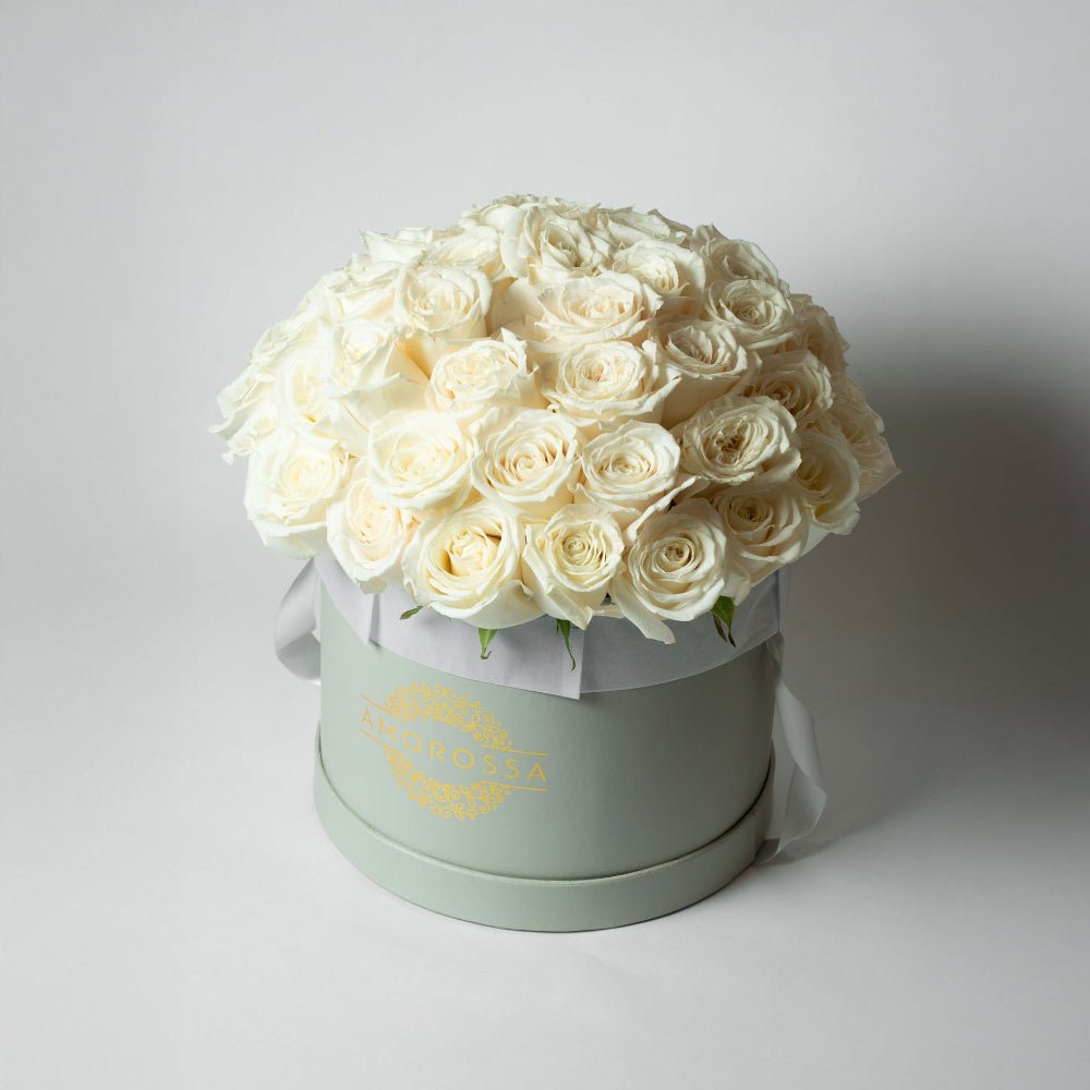 AMOROSSA - LAVAN 48 - Elegant bouquet of 48 white roses arranged in a gray luxury box for Regalar Flores and Enviar Flores with Delivery rapido de .