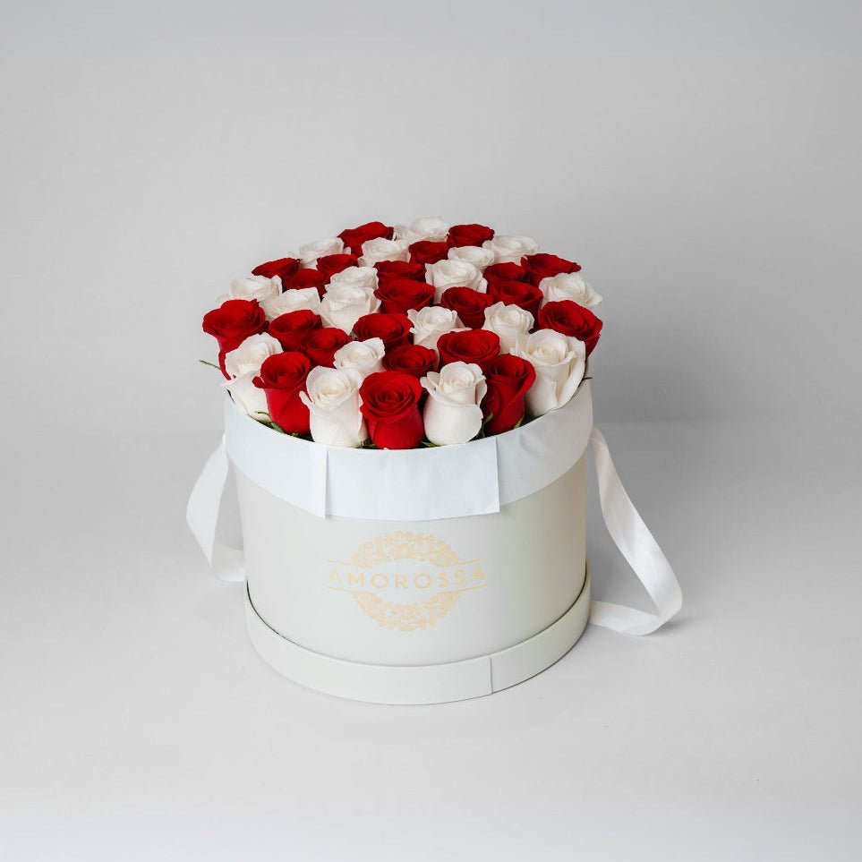 AMOROSSA - LAVANADOM 24 - Elegant white round box filled with 24 red and white roses for Regalar Flores and Enviar Flores delivery rápido de flores.