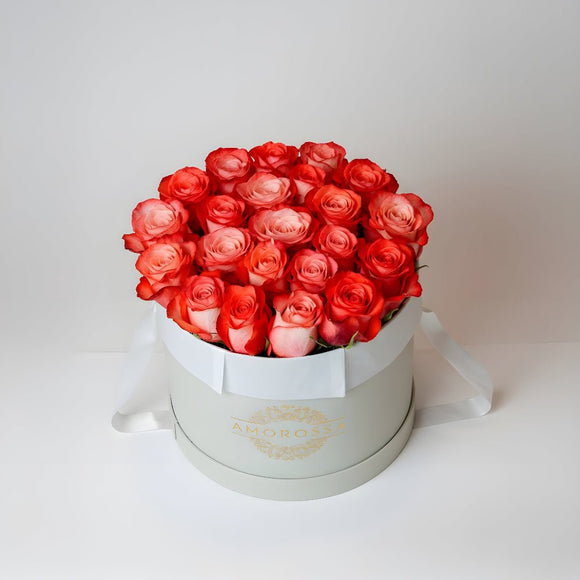 AMOROSSA - LEHAVÁ 24 - Round white box bouquet with 24 red and pink roses, elegant floral arrangement for regalar flores and mandar rosas delivery.
