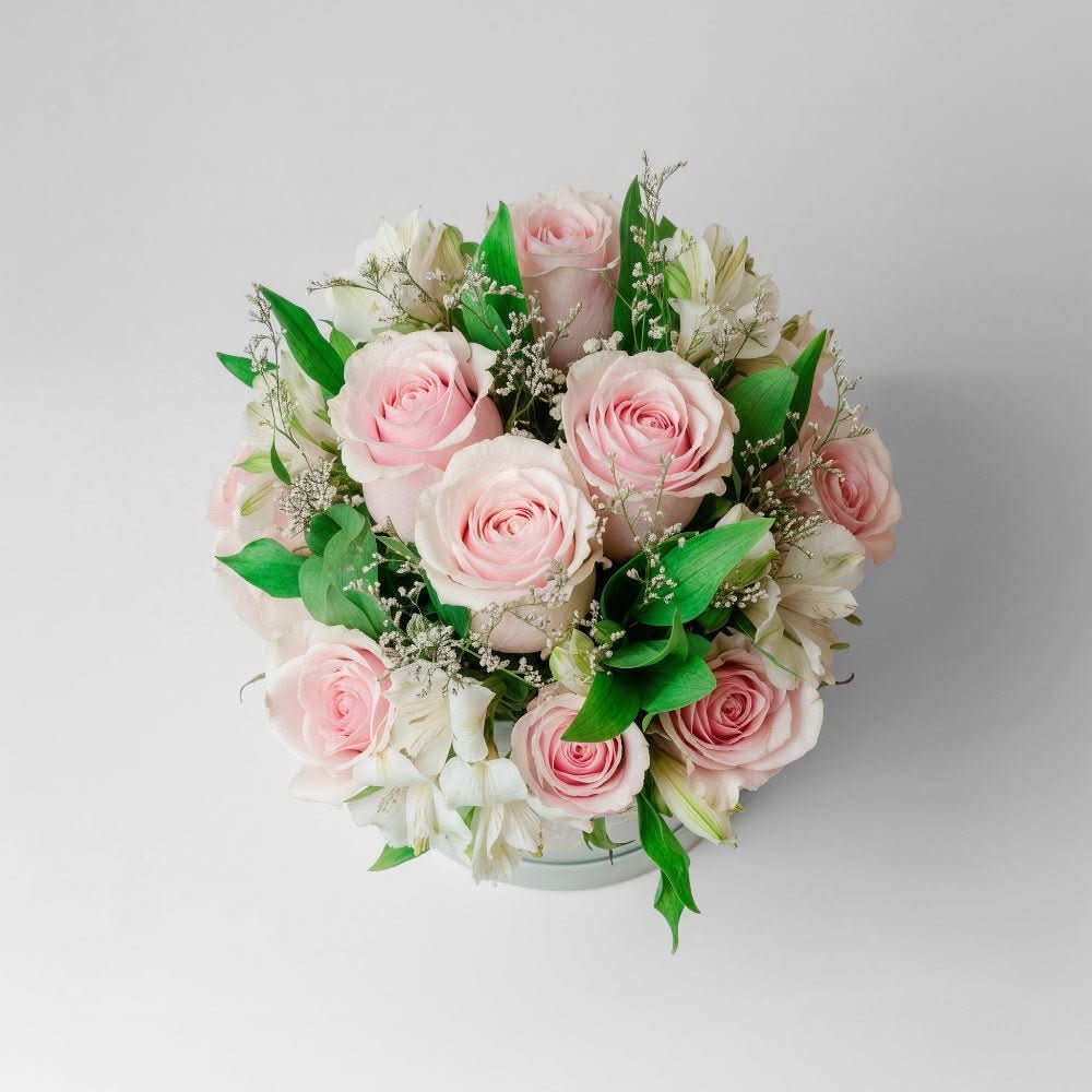AMOROSSA - Private Garden 12 - Arreglo elegante con 12 rosas rosadas y follaje verde en caja gris para regalar flores y mandar rosas.