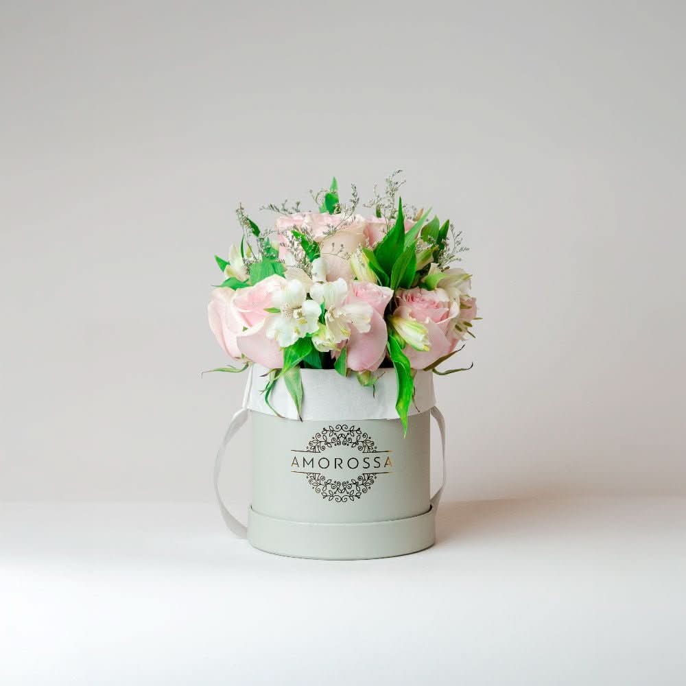 AMOROSSA - Private Garden 12 - Caja gris elegante con 12 rosas rosadas, diseño floral para regalar flores y mandar rosas.