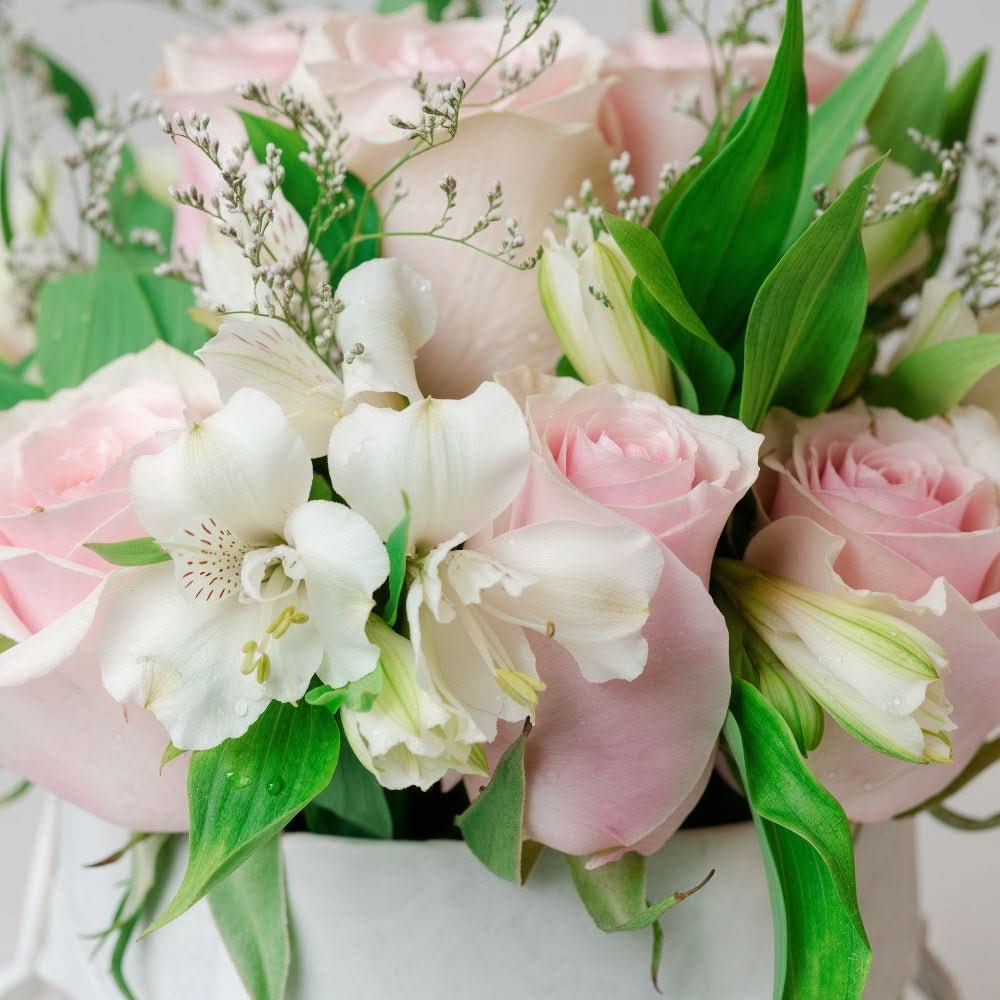 AMOROSSA - Private Garden 12 - Ramo elegante de 12 rosas rosadas y flores blancas en caja gris para regalar flores y mandar rosas con delivery rápido de.