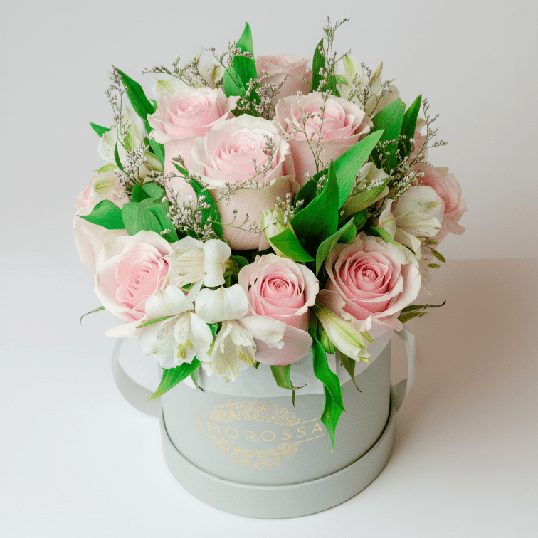 AMOROSSA - Private Garden 12 - Caja gris elegante con 12 rosas rosadas y flores blancas para regalar flores y mandar rosas.