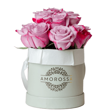 AMOROSSA - SAGOL 12 - Small white box with 12 purple and pink roses, elegant flower arrangement for regalar flores and mandar rosas delivery.