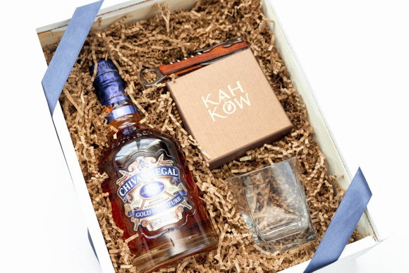 AMOROSSA - The Royal Treat Box - Caja regalo The Royal Treat con botella de whisky Chivas Regal, chocolates Kah Kow y vaso, ideal para regalar flores y.
