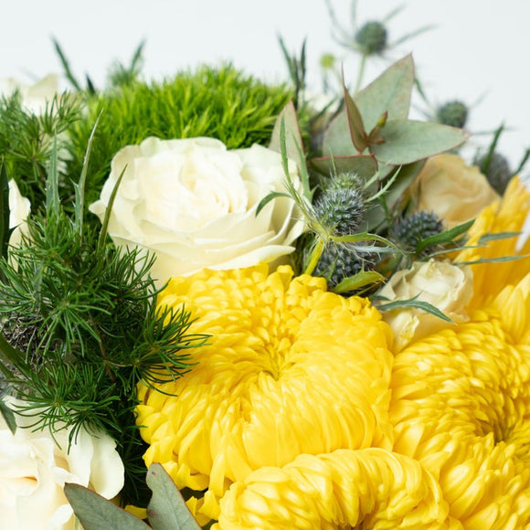 AMOROSSA - Yellow & White Delight - Caja pequeña gris con rosas blancas y flores amarillas, ideal para regalar flores y mandar rosas con delivery rápido de.