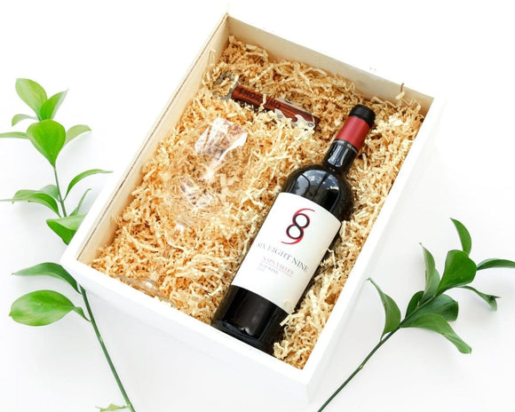 AMOROSSA - 689 Wine Box - Caja de regalo con vino tinto 689, copa y sacacorchos entre virutas, ideal para regalar flores o mandar rosas con delivery.