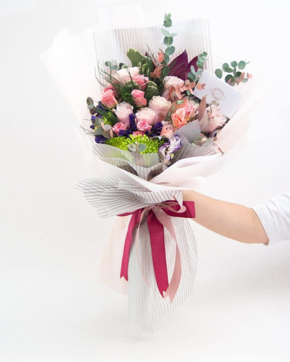 AMOROSSA - Bouquet 24 Aviv Premium - Ramo lila con rosas y verdor, ideal para Regalar Flores y mandar Rosas, Floristeria con Delivery rápido de flores y Enviar.
