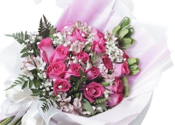 AMOROSSA - Bouquet 24 Pink Premium - Bouquet 24 rosas rosadas con flores blancas y follaje, ideal para Regalar Flores y mandar Rosas con Delivery rápido de.