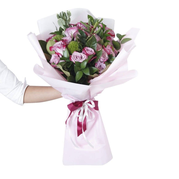 AMOROSSA - Bouquet 24 Sagol Premium - Ramo de rosas lilas con follaje verde envuelto en papel rosa y cinta satinada ideal para regalar flores y enviar flores con.