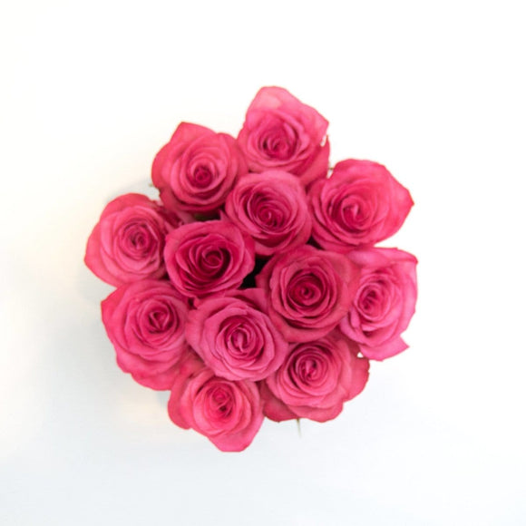 AMOROSSA - FUCSIA 12 - Small gray round box with a dozen bright fuchsia roses, elegant floral arrangement for regalar flores and mandar rosas with.