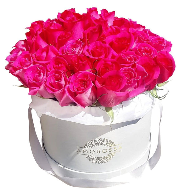AMOROSSA - FUCSIA 36 - Luxury fucsia roses arranged in a white round box, perfect to regalar flores and enviar flores with delivery rapido de flores.
