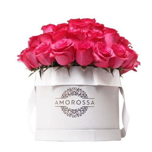 AMOROSSA - FUCSIA 48 - Luxurious fucsia roses arranged in elegant white box for Regalar Flores and Enviar Flores delivery.