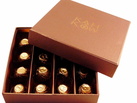 AMOROSSA - Kah Kow Box 16 - Open white Kah Kow box with 16 assorted dark and milk chocolates, elegant gift for Regalar Flores and mandar Rosas delivery.