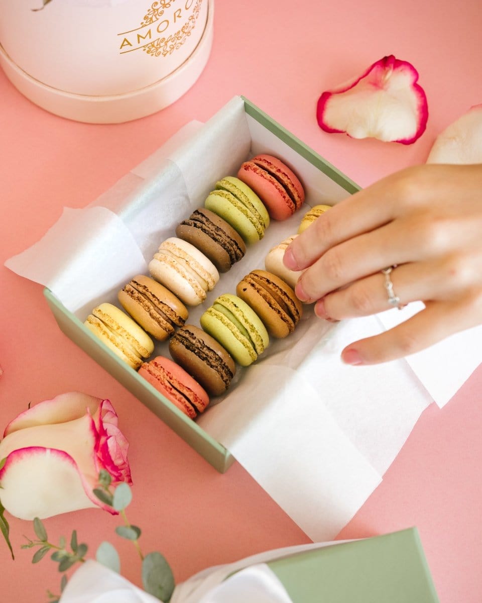 Regala Macarons Fancy Box 12 (Mix) - AMOROSSA