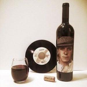 AMOROSSA - MATSU EL PICARO - MATSU El Picaro red wine bottle with vintage label, glass of wine, and vinyl record, ideal for Regalar Flores and mandar.