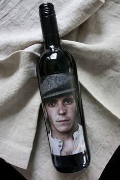 AMOROSSA - MATSU EL PICARO - MATSU EL PICARO Spanish red wine bottle with male portrait label on beige fabric, perfect for Regalar Flores and mandar.