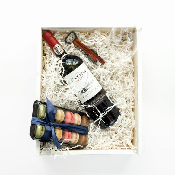 AMOROSSA - Preppy Afternoon Box - Caja regalo con botella de vino tinto Catena, paquete de macarons variados y sacacorchos, ideal para Regalar Flores y mandar .